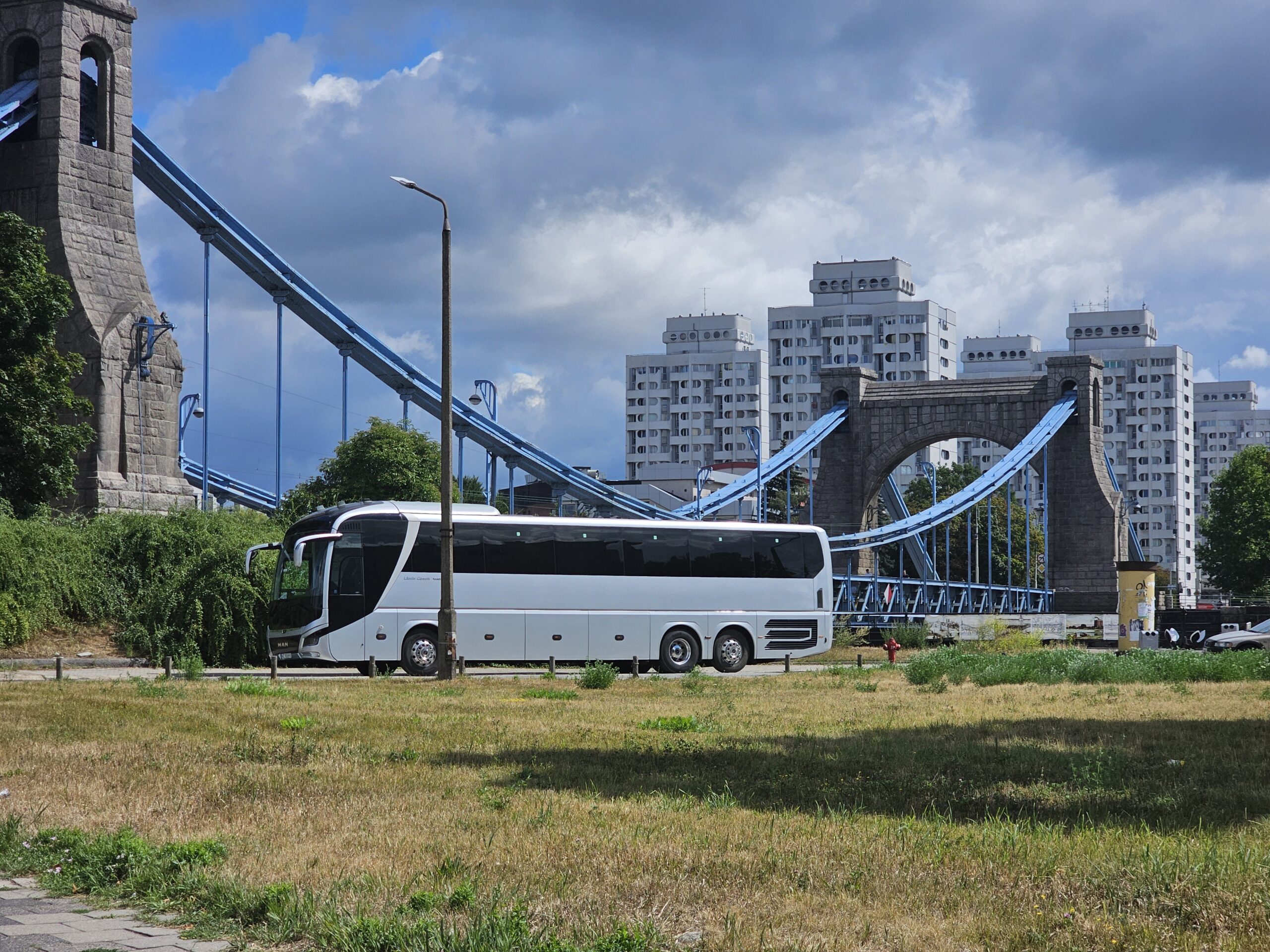 Autobus Buzzbus kursujący do Energylandii